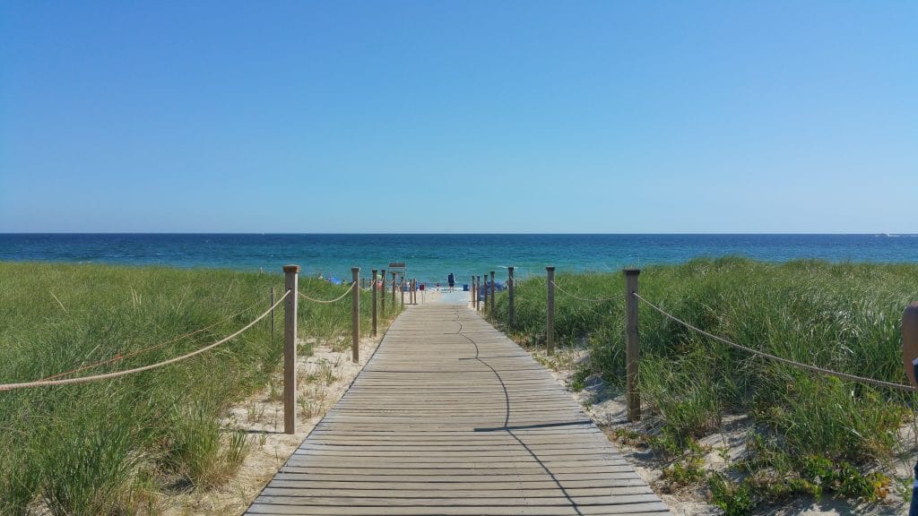 Chemin allant vers la plage 